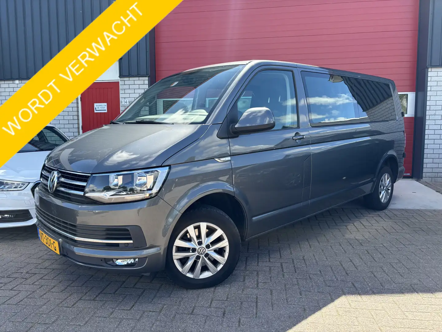 Volkswagen T6 Transporter 2.0 TDI L2H1 Highline MARGE / AUTOMAAT / TREKHAAK Grijs - 1