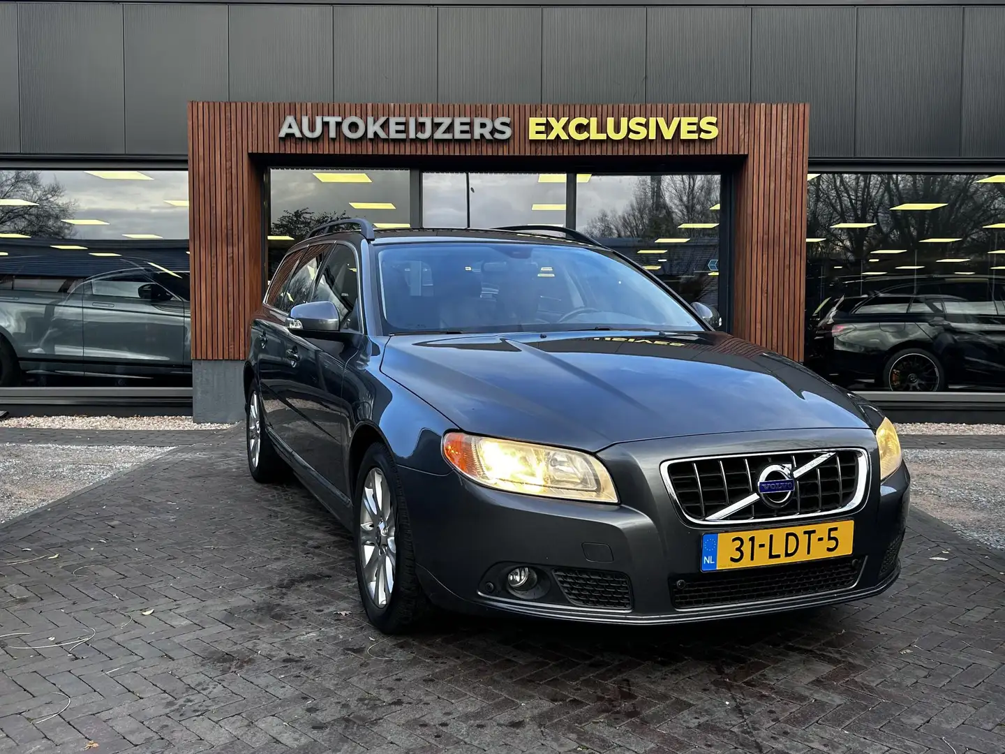 Volvo V70 2.4D Momentum cruise control stoelverwarming trekh Grau - 1