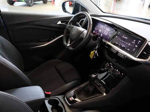 Opel Grandland view 3