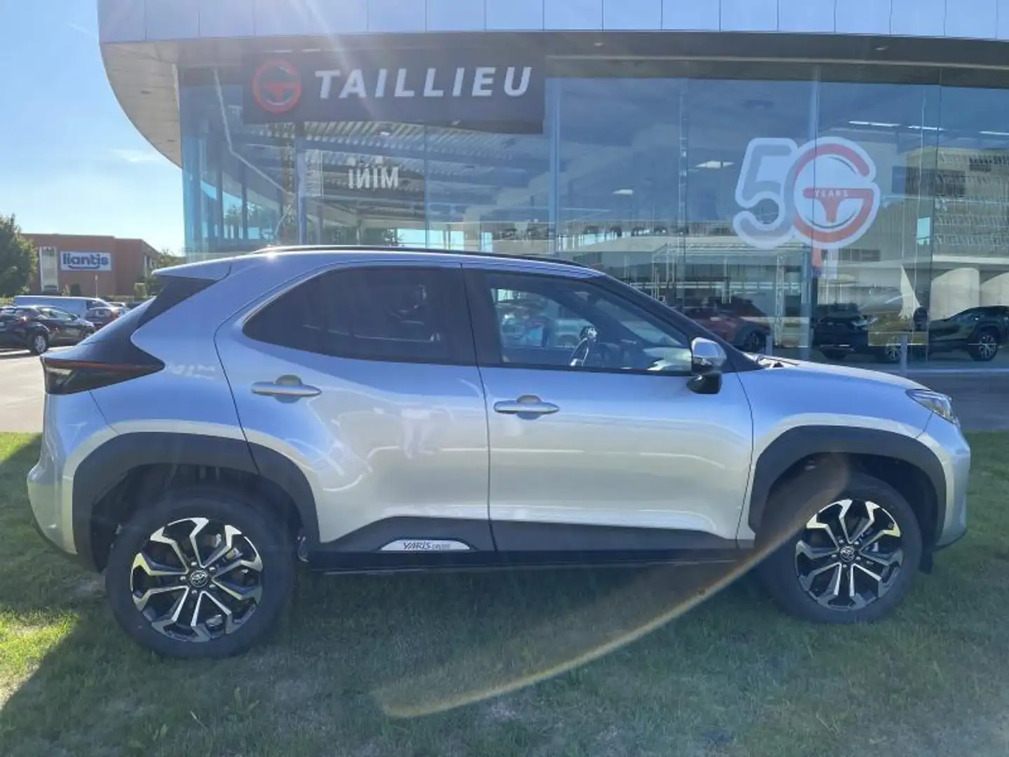 Toyota Yaris Cross 1.5 Hybride srebrna - 1