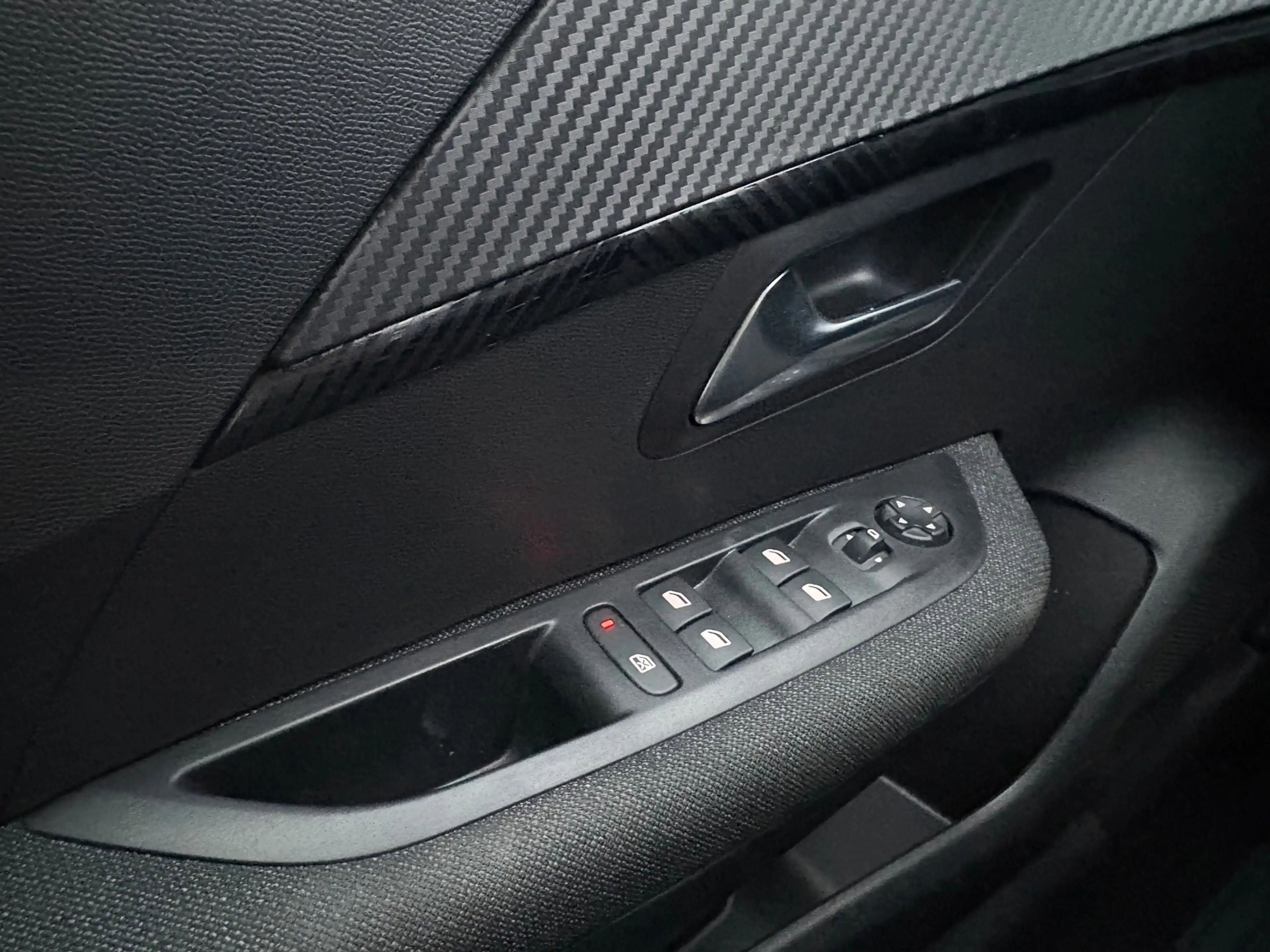 Peugeot 208 1.2 Hybrid 110 e-DCS6 Style CRUISE/CARPLAYY/PDC — photo 36