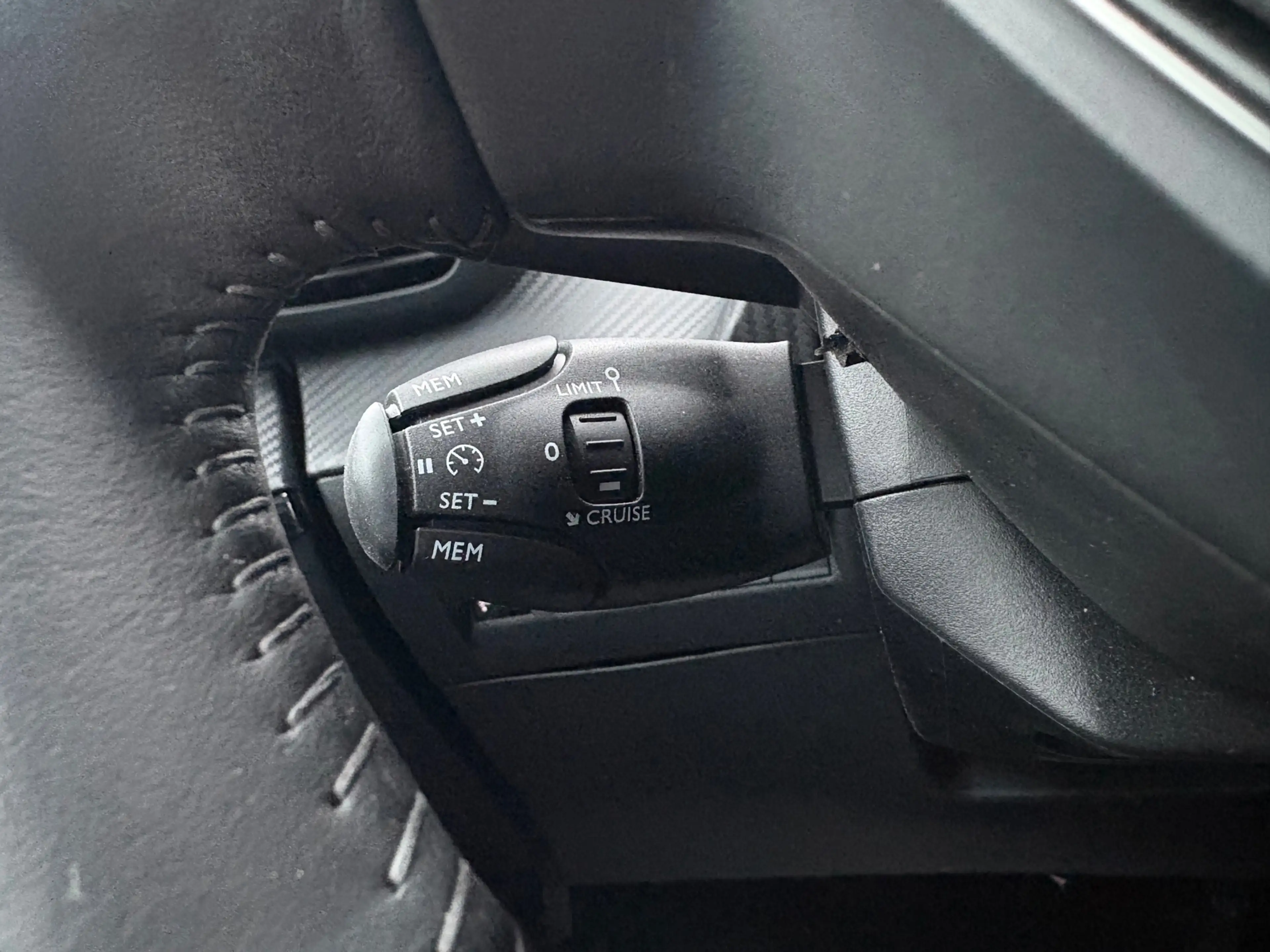 Peugeot 208 1.2 Hybrid 110 e-DCS6 Style CRUISE/CARPLAYY/PDC — photo 17