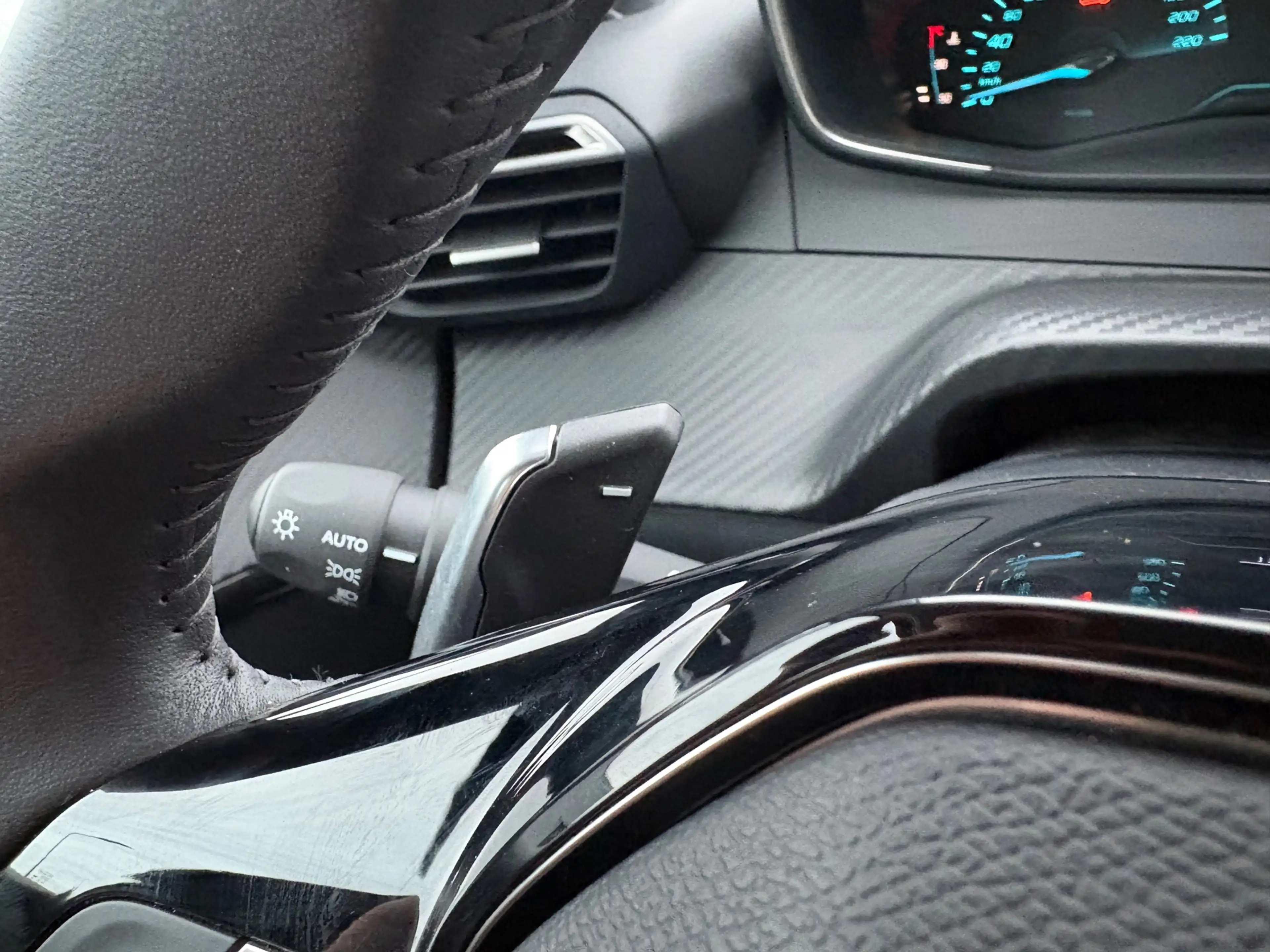 Peugeot 208 1.2 Hybrid 110 e-DCS6 Style CRUISE/CARPLAYY/PDC — photo 16