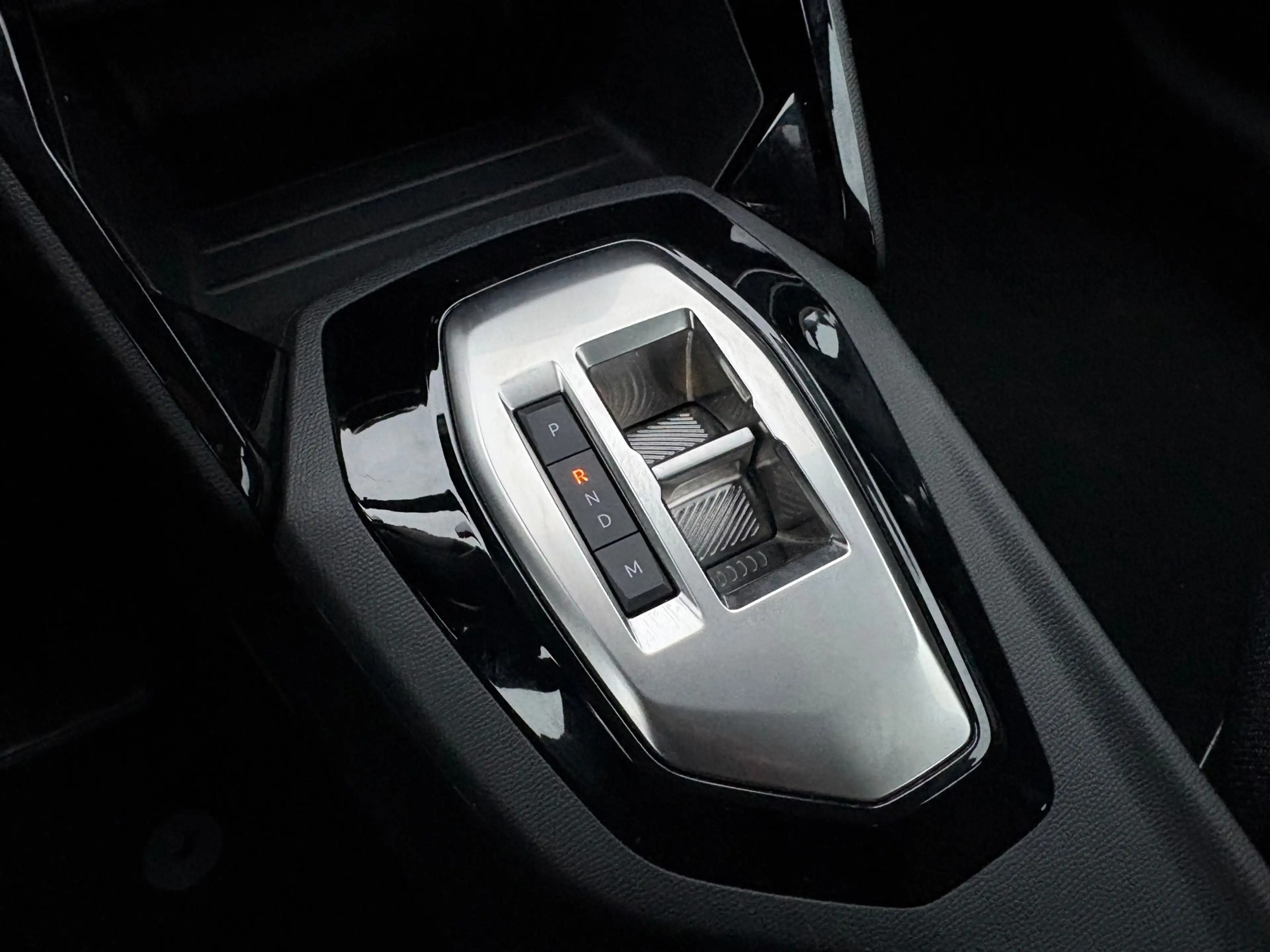 Peugeot 208 1.2 Hybrid 110 e-DCS6 Style CRUISE/CARPLAYY/PDC — photo 34