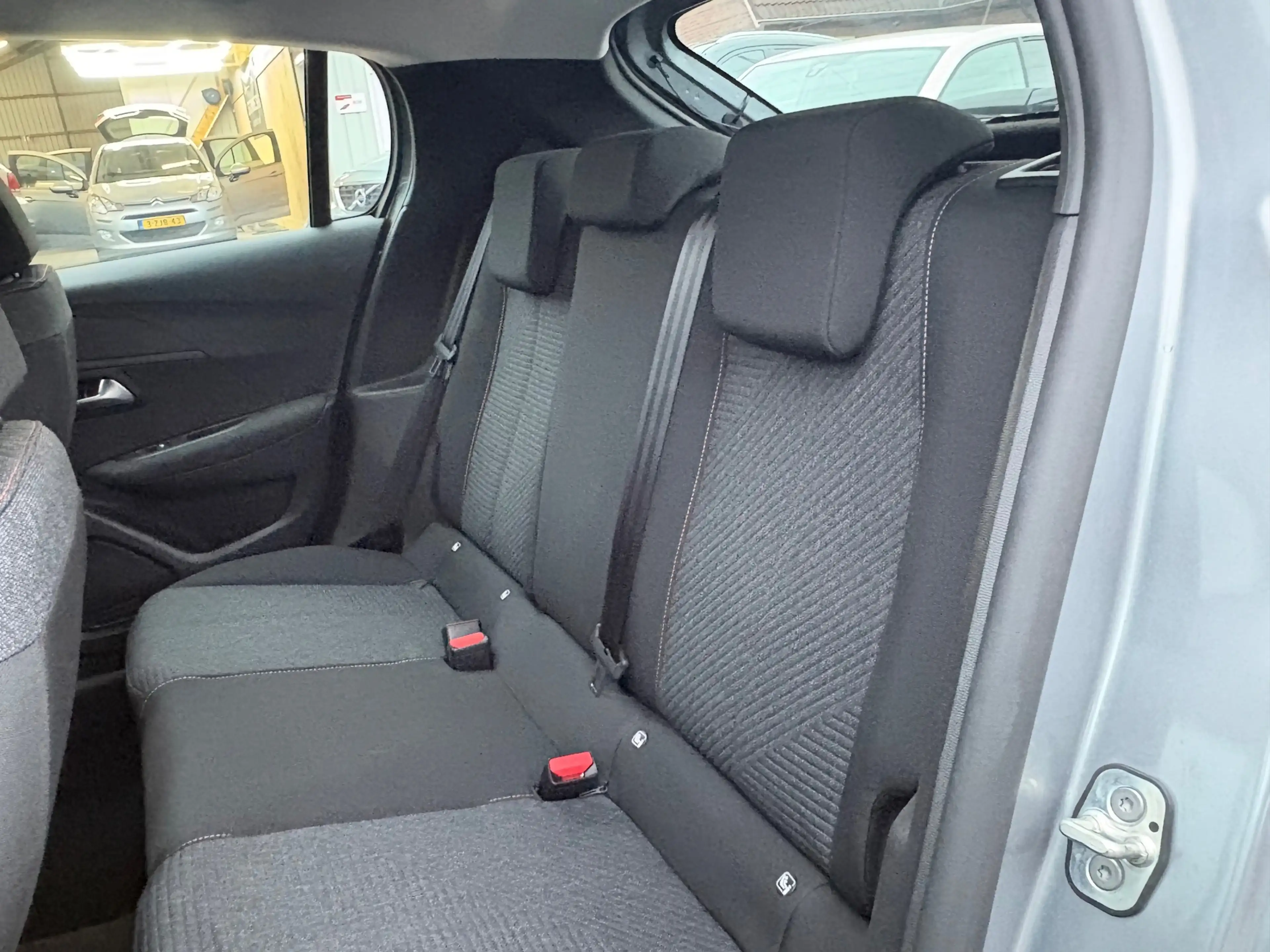Peugeot 208 1.2 Hybrid 110 e-DCS6 Style CRUISE/CARPLAYY/PDC — photo 41