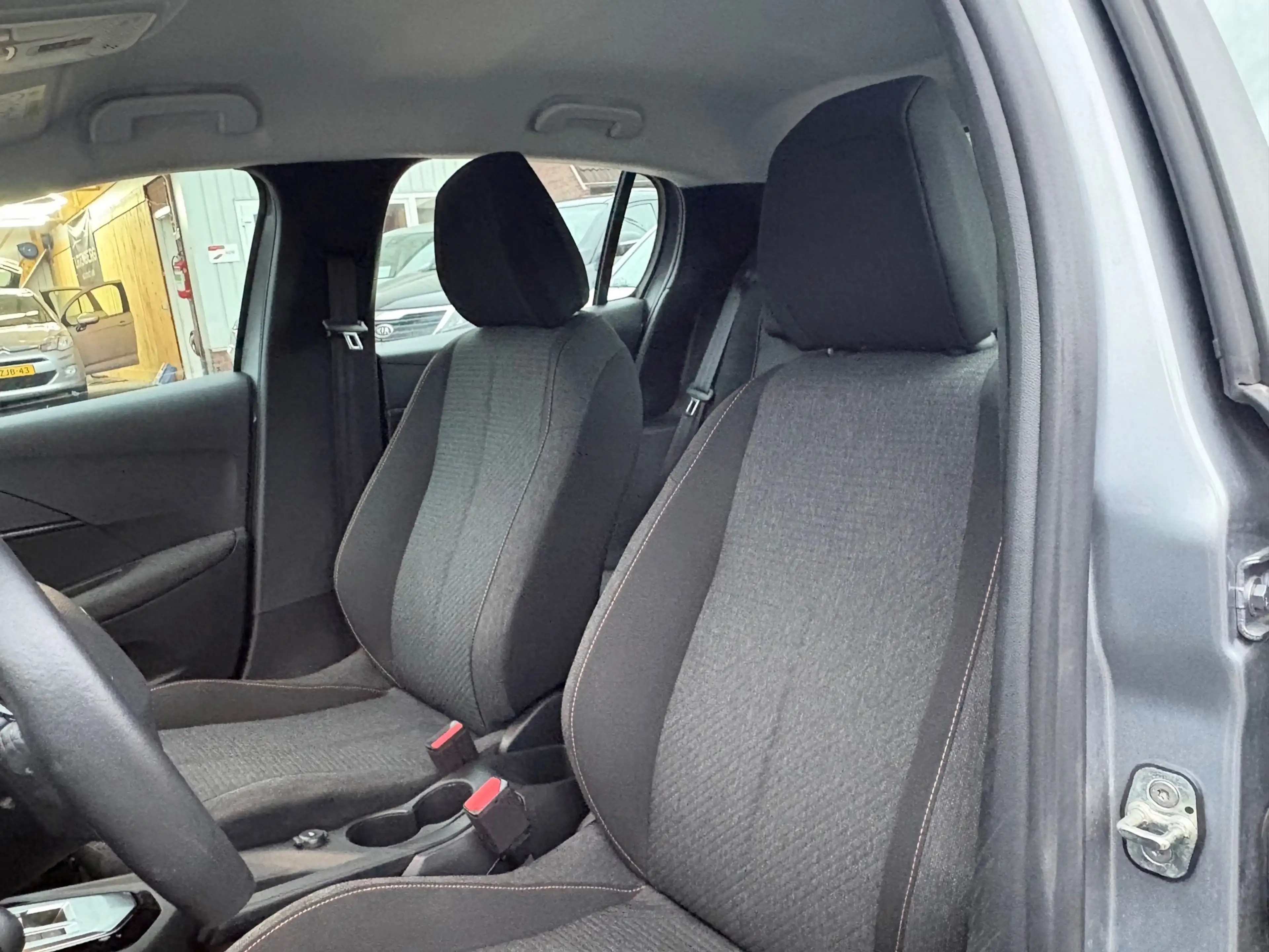 Peugeot 208 1.2 Hybrid 110 e-DCS6 Style CRUISE/CARPLAYY/PDC — photo 40