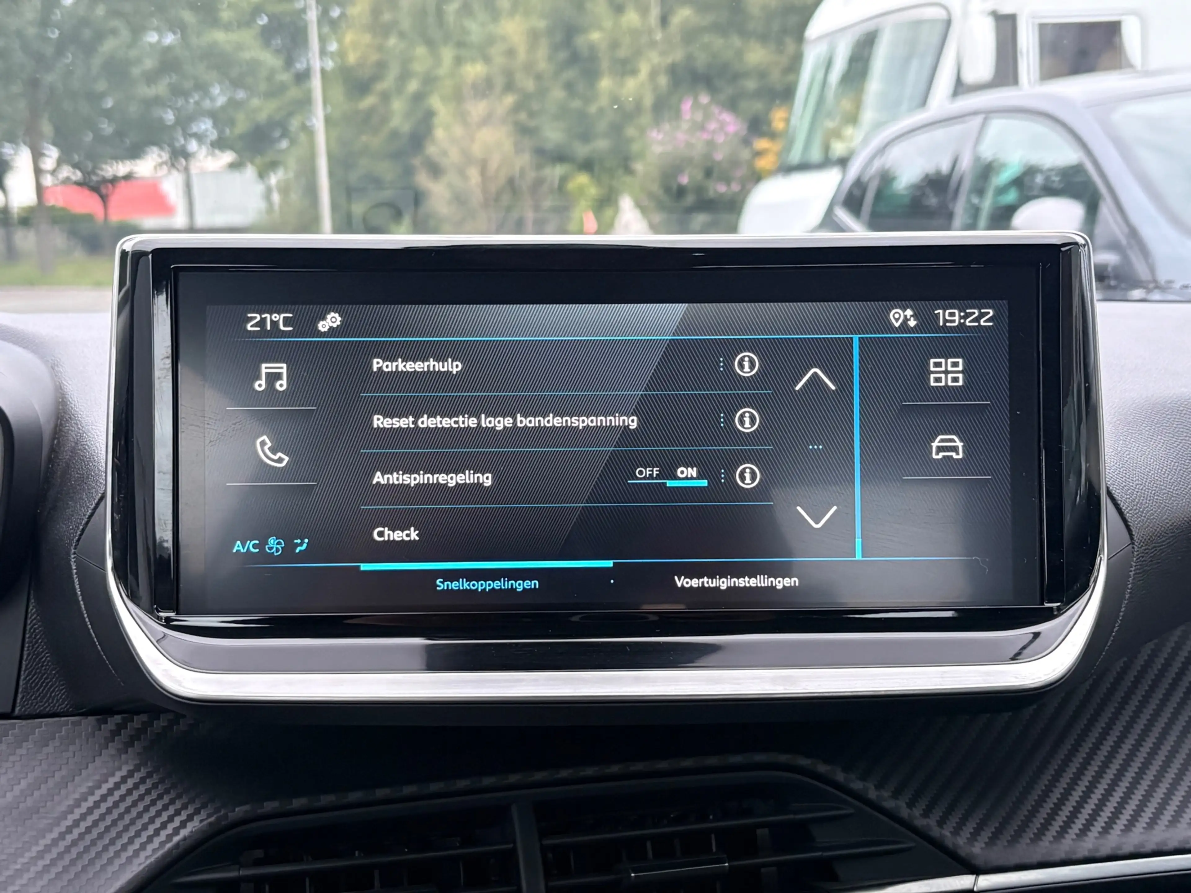 Peugeot 208 1.2 Hybrid 110 e-DCS6 Style CRUISE/CARPLAYY/PDC — photo 30