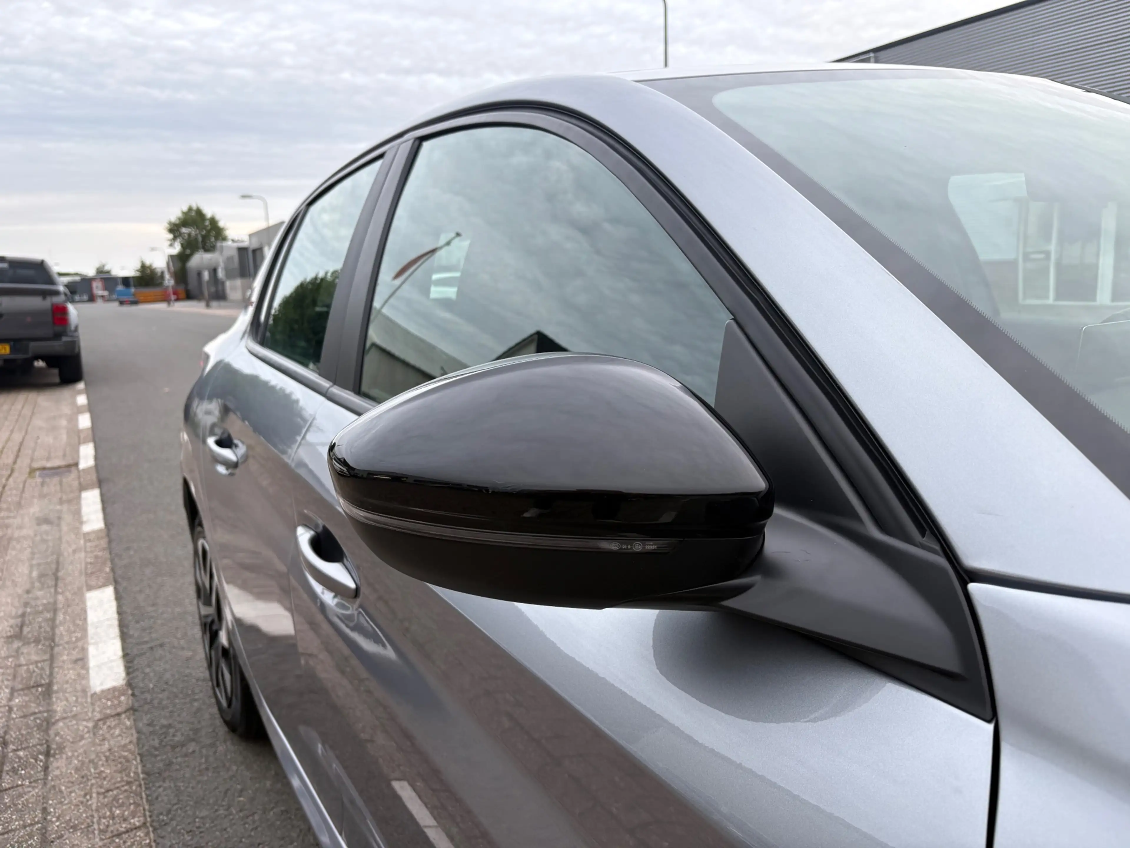 Peugeot 208 1.2 Hybrid 110 e-DCS6 Style CRUISE/CARPLAYY/PDC — photo 7