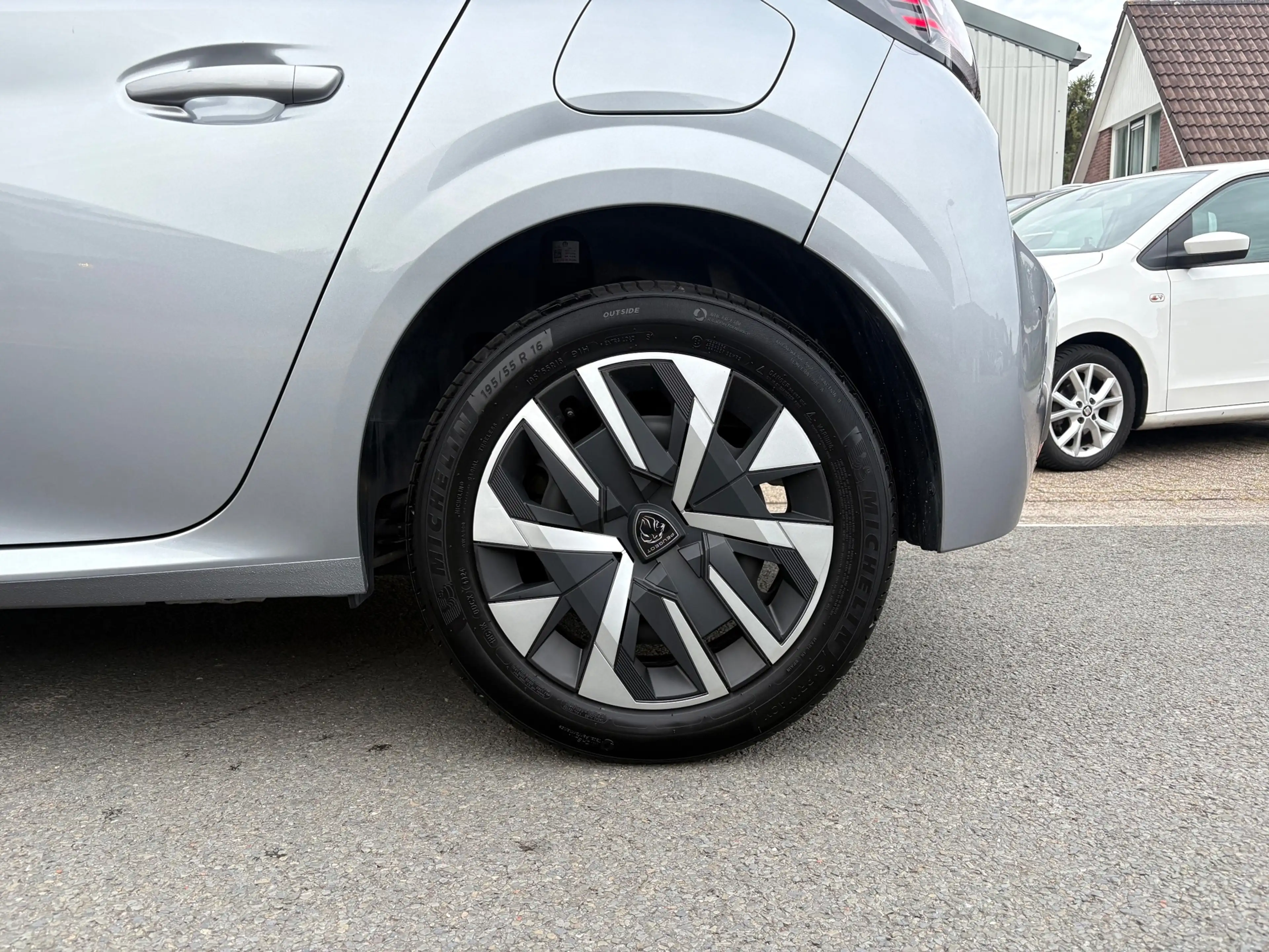 Peugeot 208 1.2 Hybrid 110 e-DCS6 Style CRUISE/CARPLAYY/PDC — photo 10