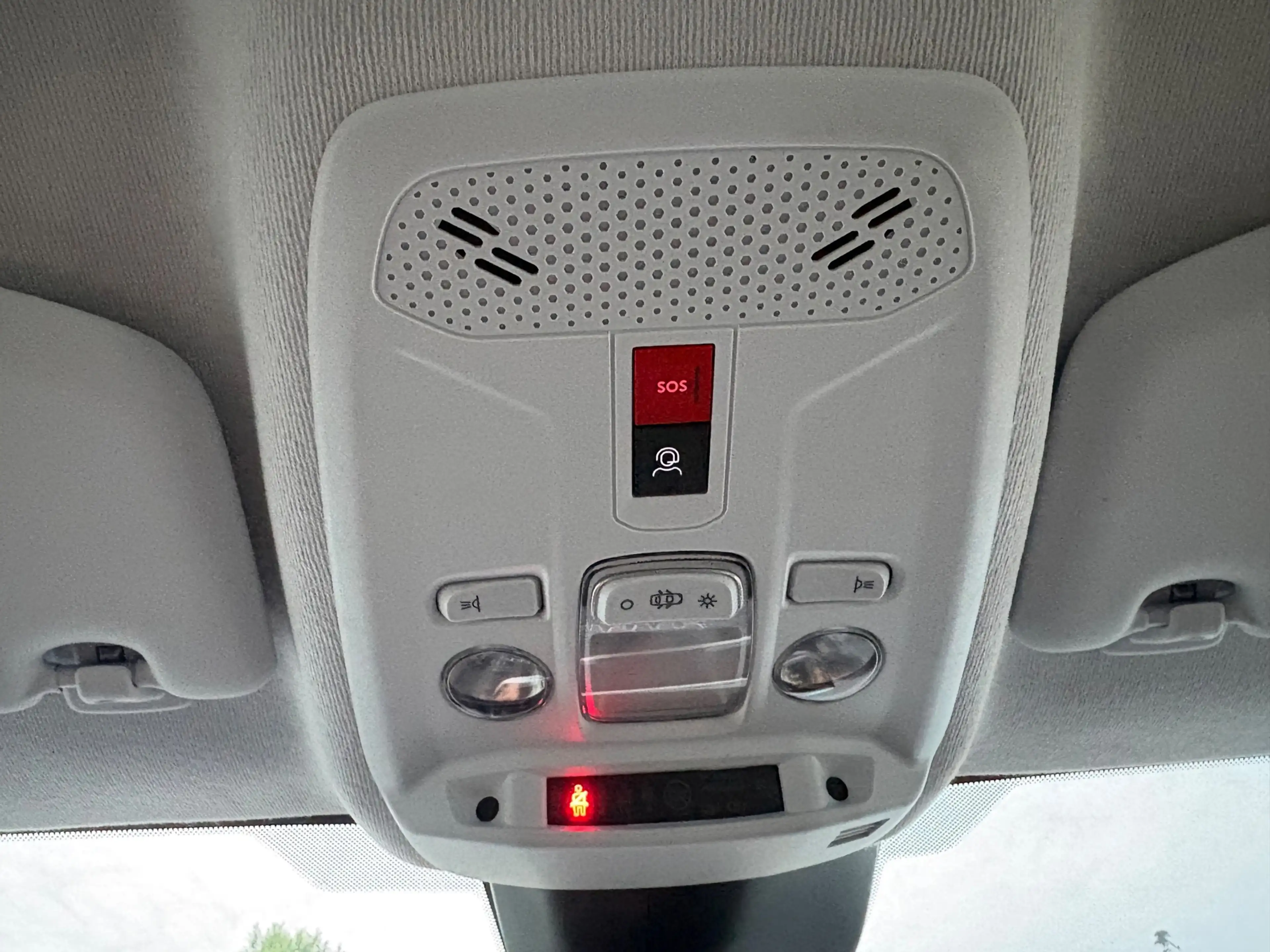 Peugeot 208 1.2 Hybrid 110 e-DCS6 Style CRUISE/CARPLAYY/PDC — photo 38