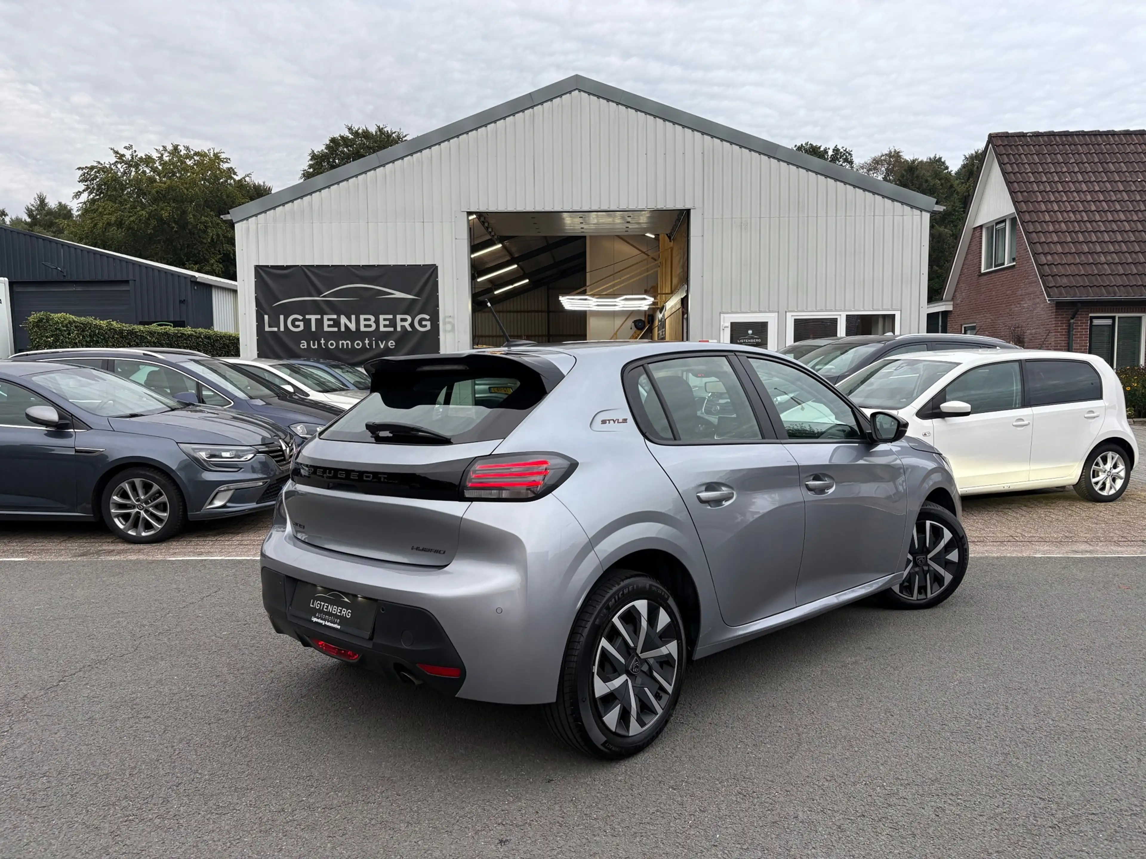 Peugeot 208 1.2 Hybrid 110 e-DCS6 Style CRUISE/CARPLAYY/PDC — photo 2