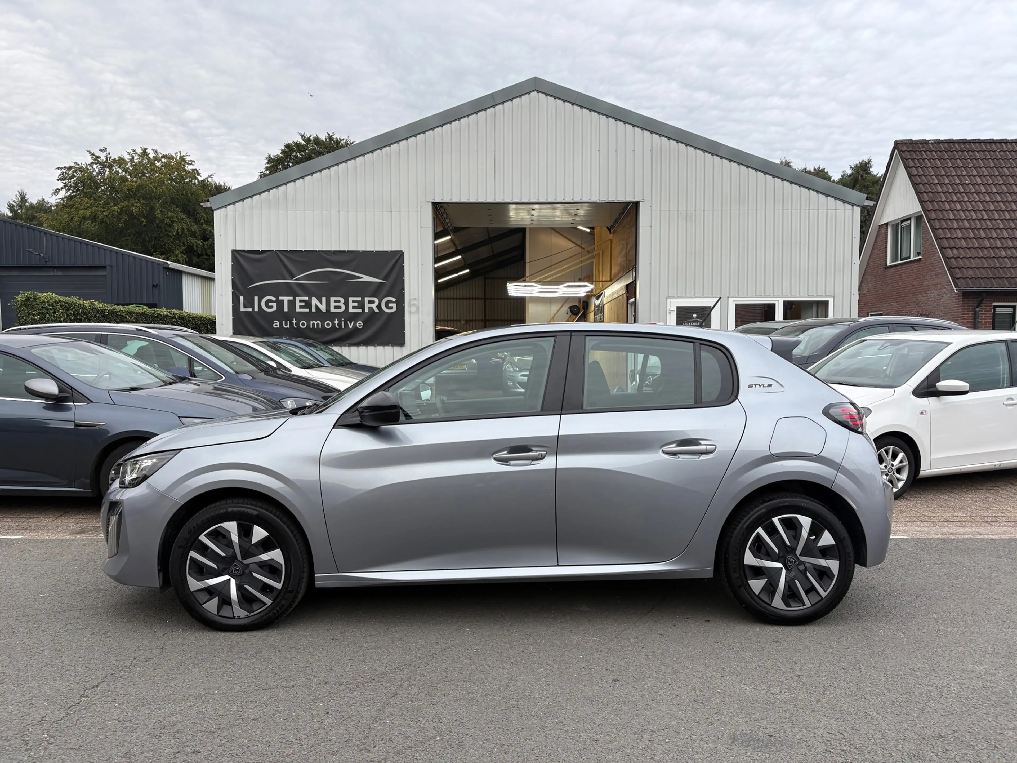 Peugeot 208 1.2 Hybrid 110 e-DCS6 Style CRUISE/CARPLAYY/PDC — photo 6