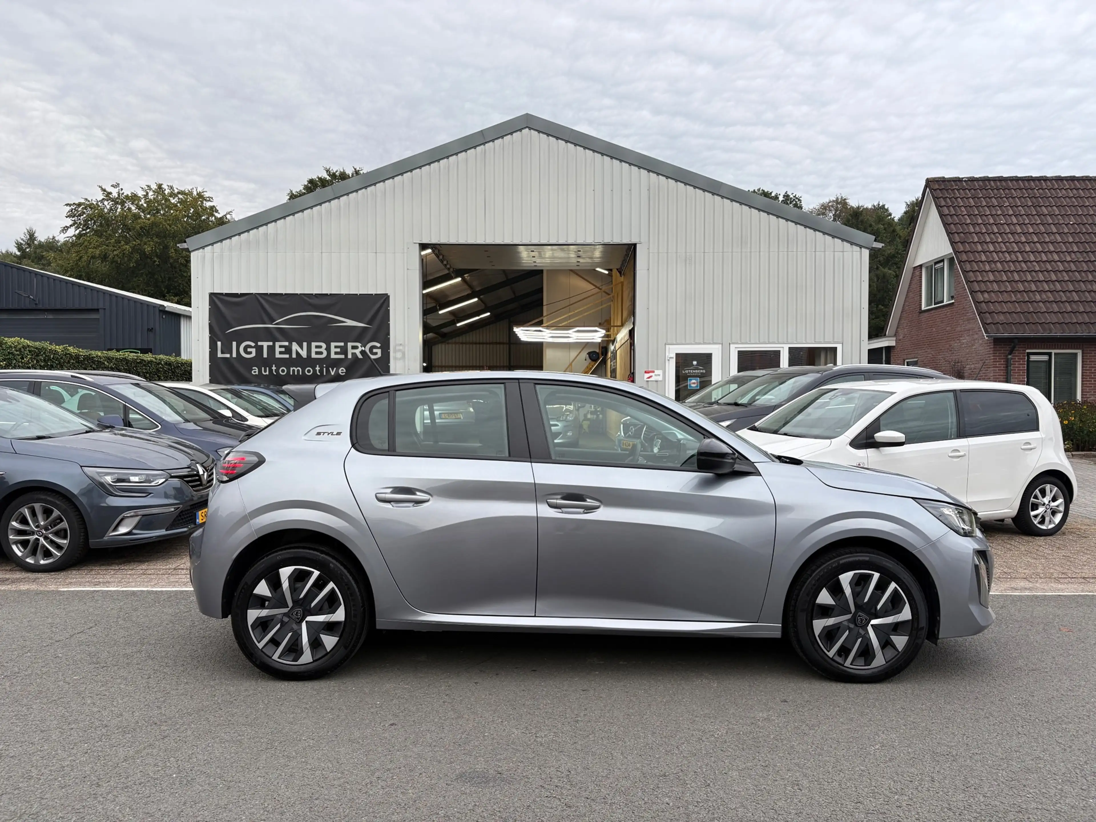 Peugeot 208 1.2 Hybrid 110 e-DCS6 Style CRUISE/CARPLAYY/PDC — photo 5