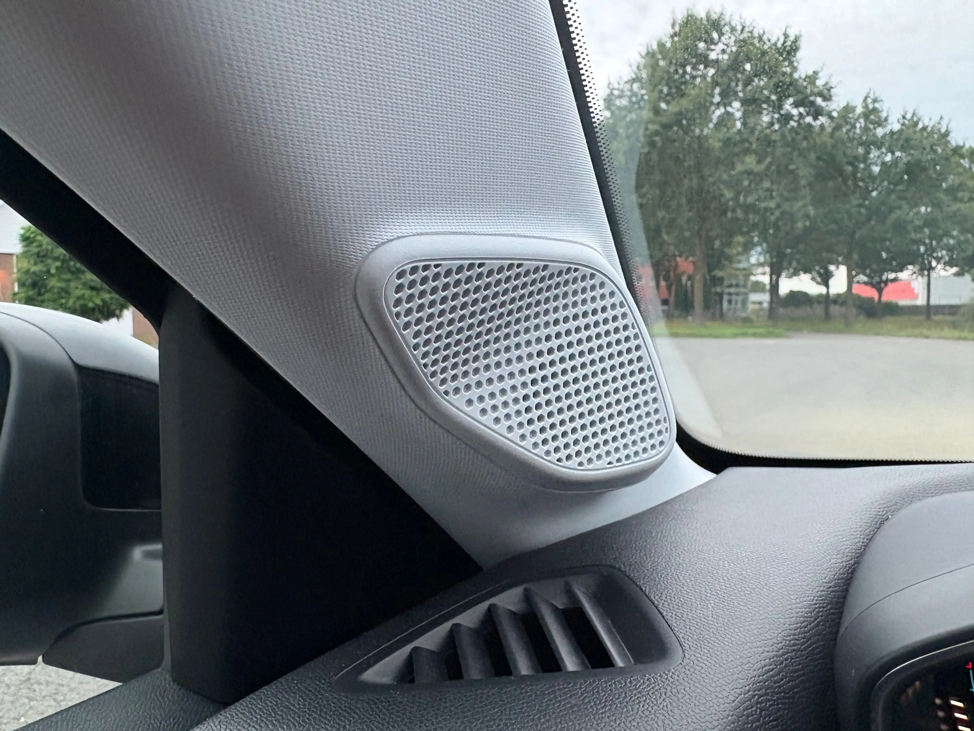 Peugeot 208 1.2 Hybrid 110 e-DCS6 Style CRUISE/CARPLAYY/PDC — photo 39