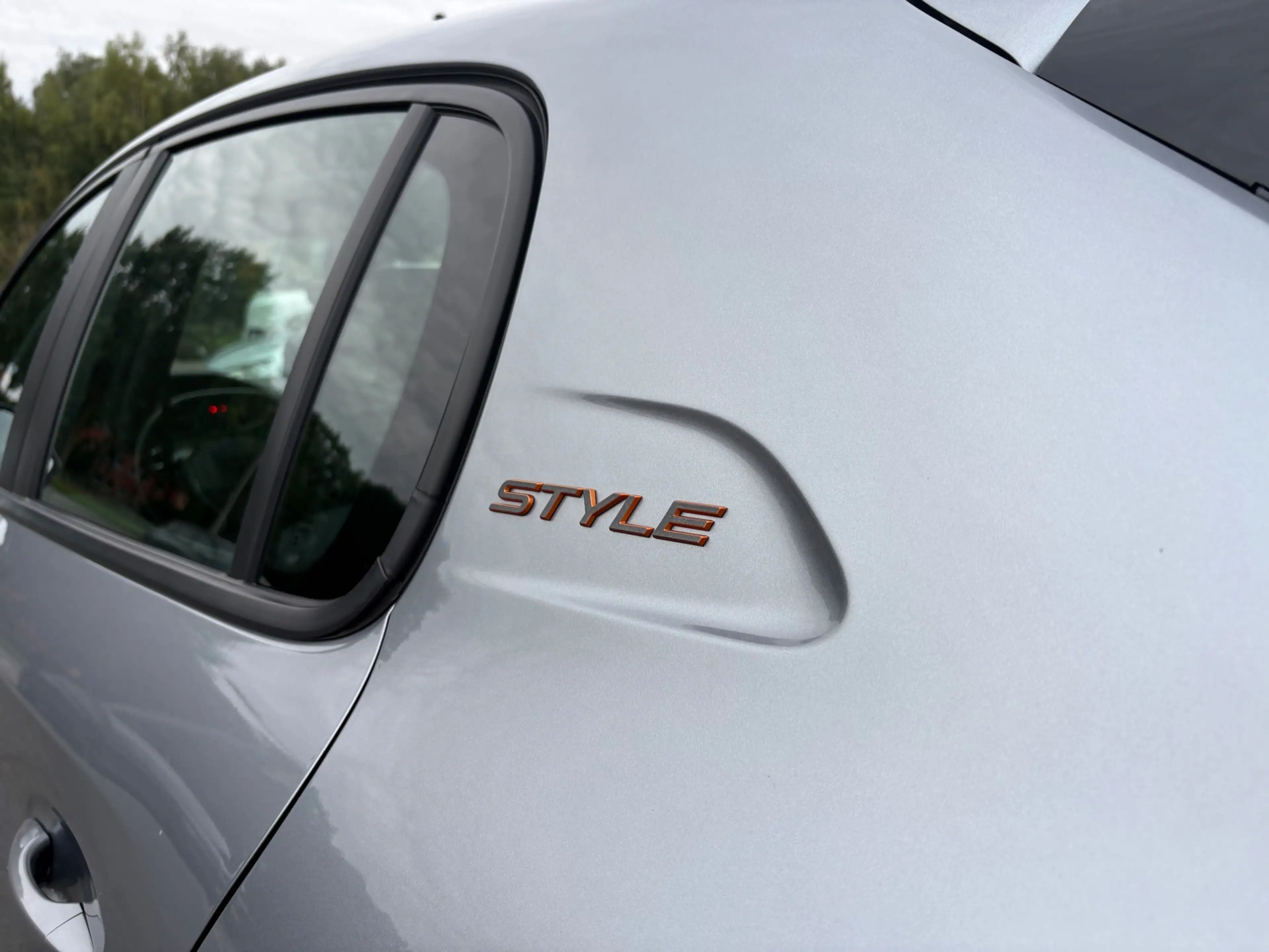 Peugeot 208 1.2 Hybrid 110 e-DCS6 Style CRUISE/CARPLAYY/PDC — photo 22
