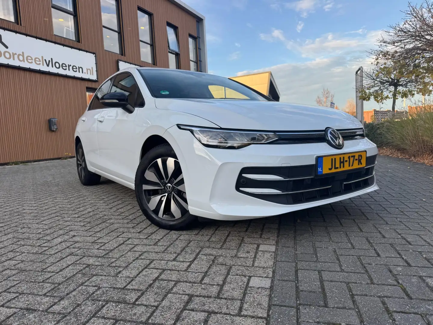 Volkswagen Golf 1.5 eTSI Life Edition GOAL Wit - 2