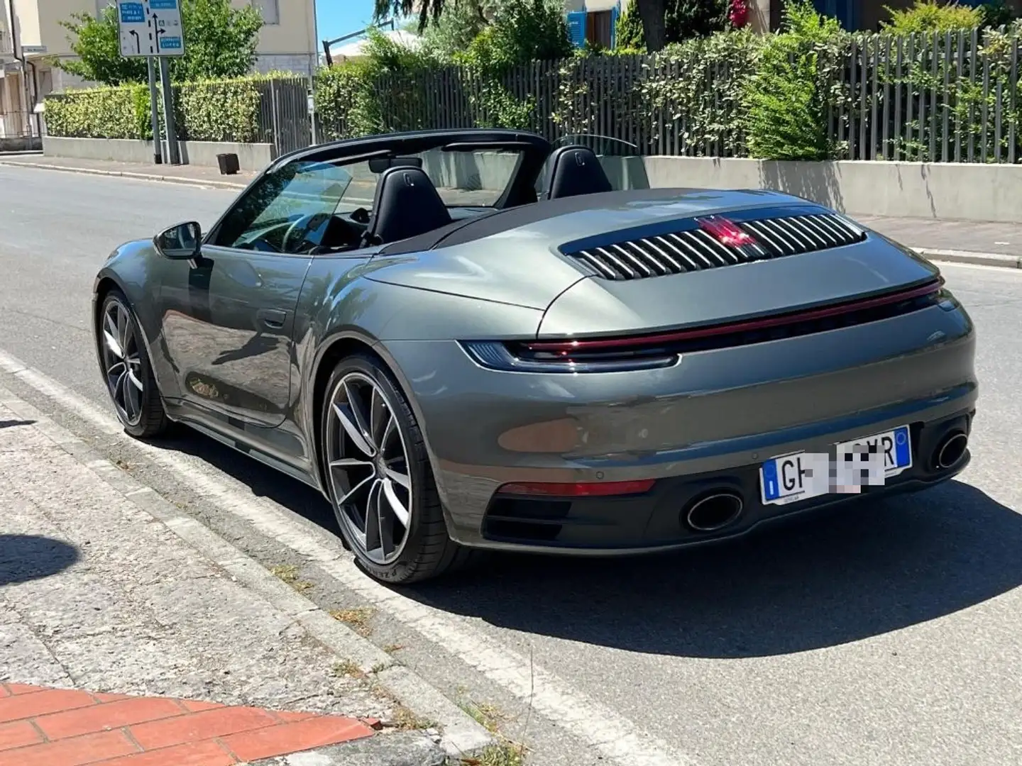 Porsche 992 Carrera 4 Cabriolet AVENTURINE MET. Verde - 1