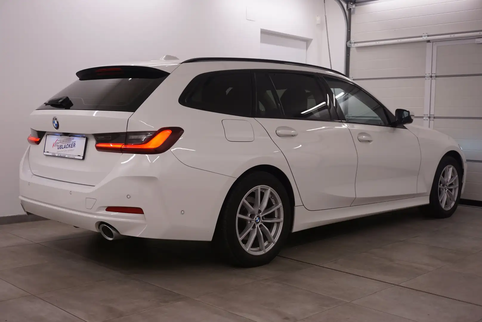 BMW 320 d xDrive Sport// Anhängervorr.// Abstandstemp// Weiß - 2