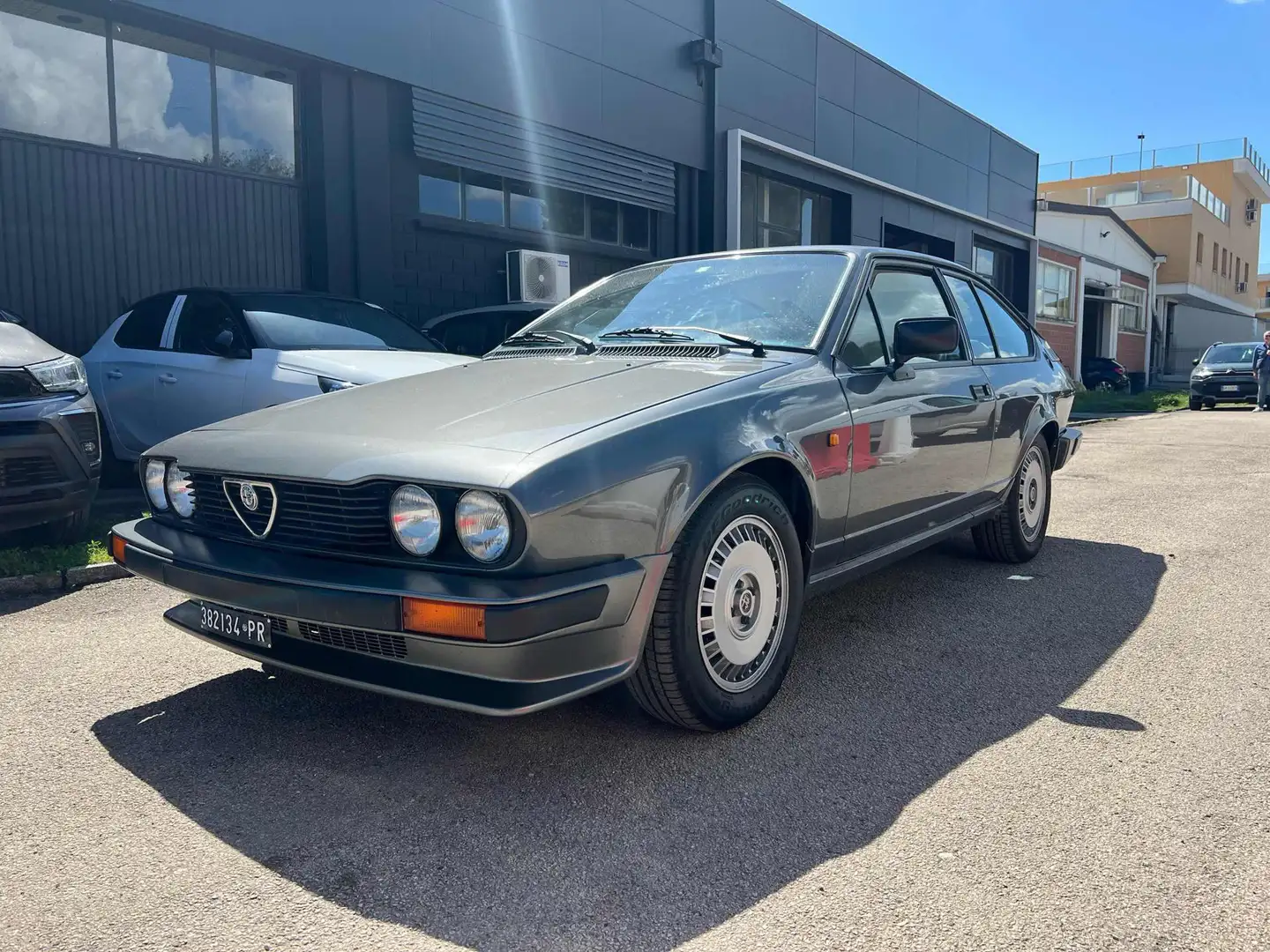Alfa Romeo Alfetta 2.0 Gri - 1