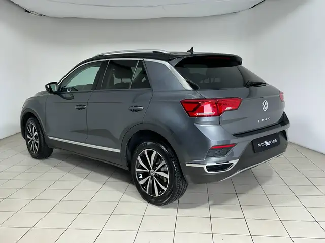 Volkswagen T-Roc view 3