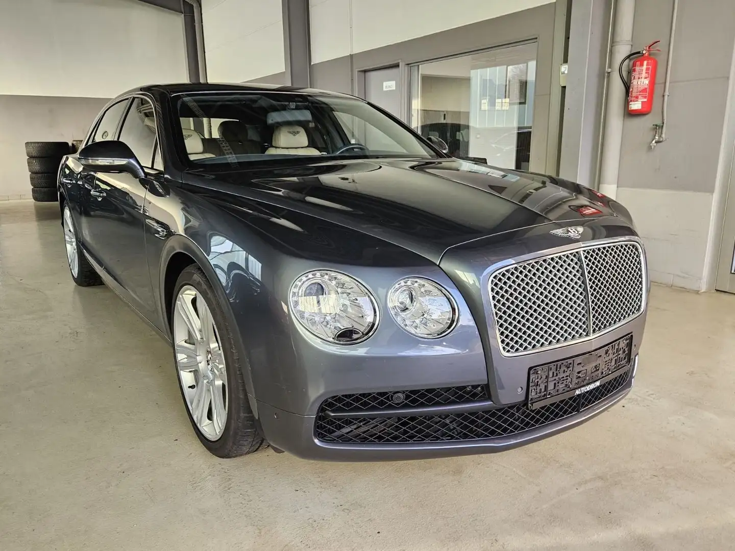 Bentley Flying Spur 4.0 V8 Aut. 1.Hand+Mwst ausweisbar Grau - 1