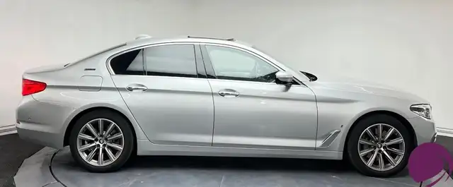 BMW 5 Series view 4