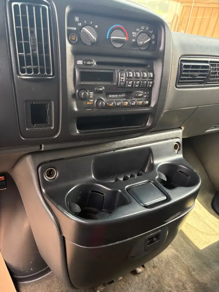 GMC Savana photo GMC Savana