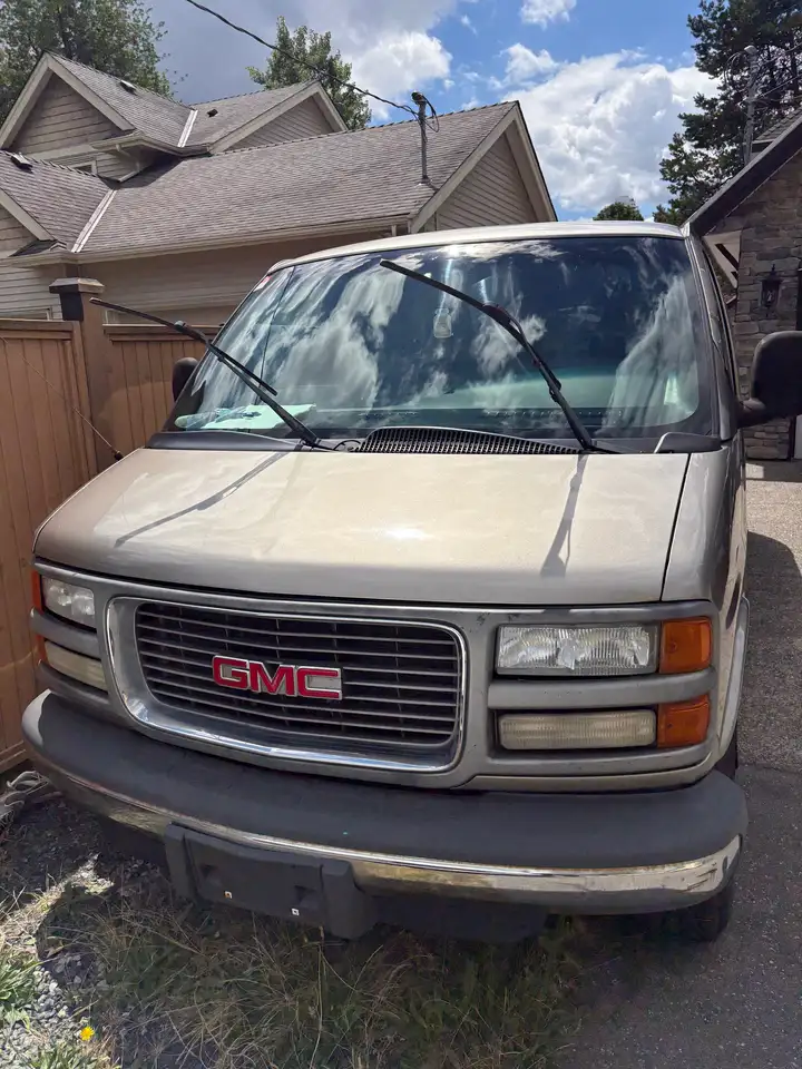 GMC Savana photo GMC Savana