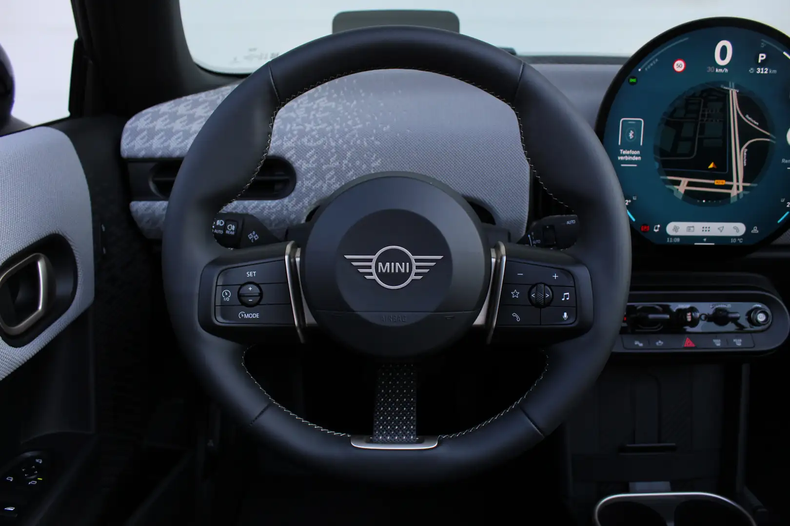 MINI Cooper C Cabrio Automaat / Favoured Trim / Pakket M / 18" Night Fl Noir - 2