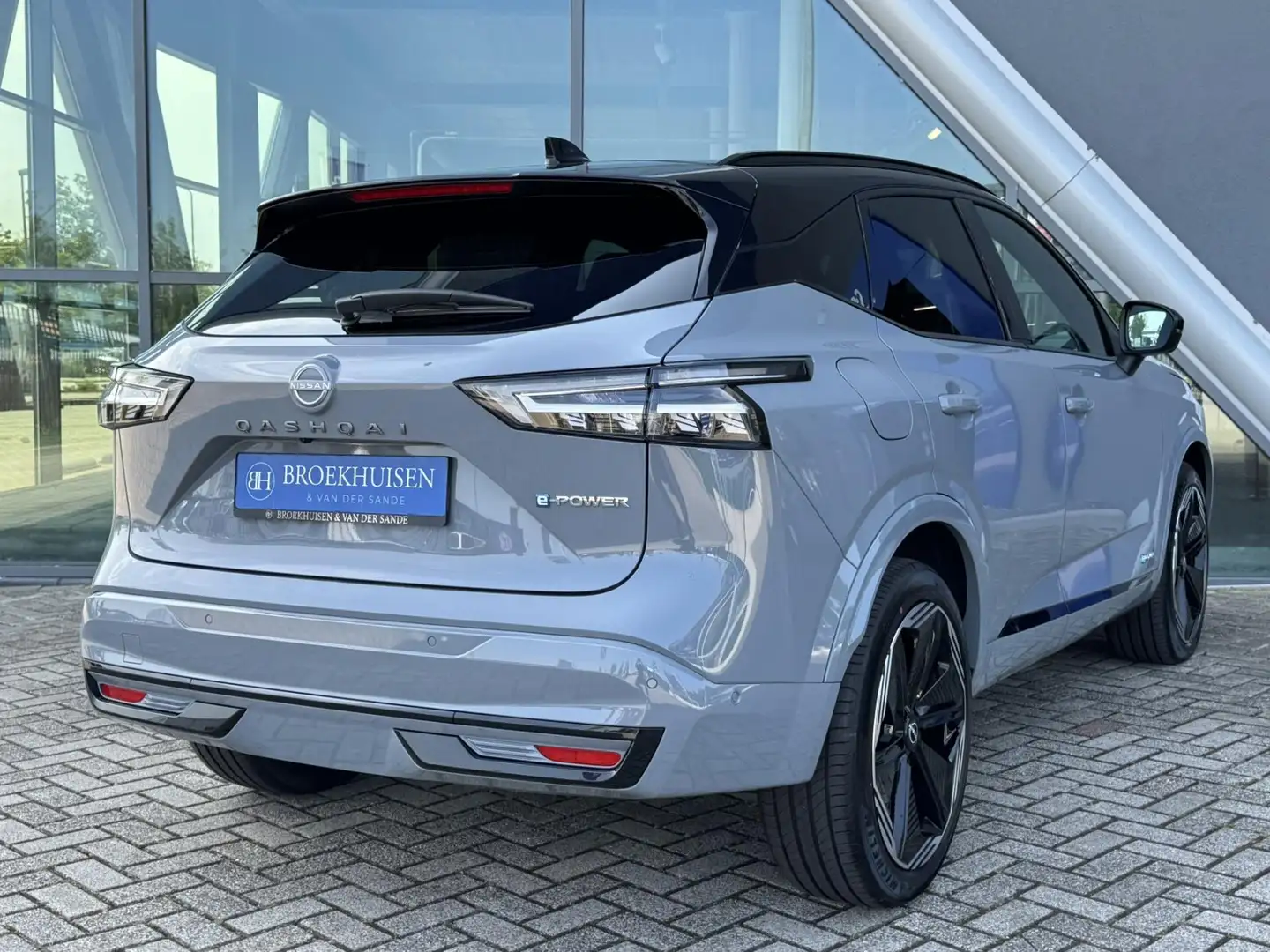 Nissan Qashqai 1.5 e-Power N-Design 190pk Panoramadak / 360 Camer Grijs - 2