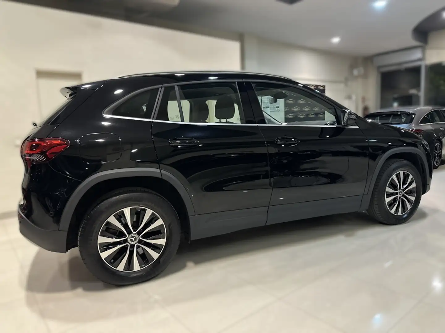 Mercedes-Benz GLA 250 250e Noir - 2