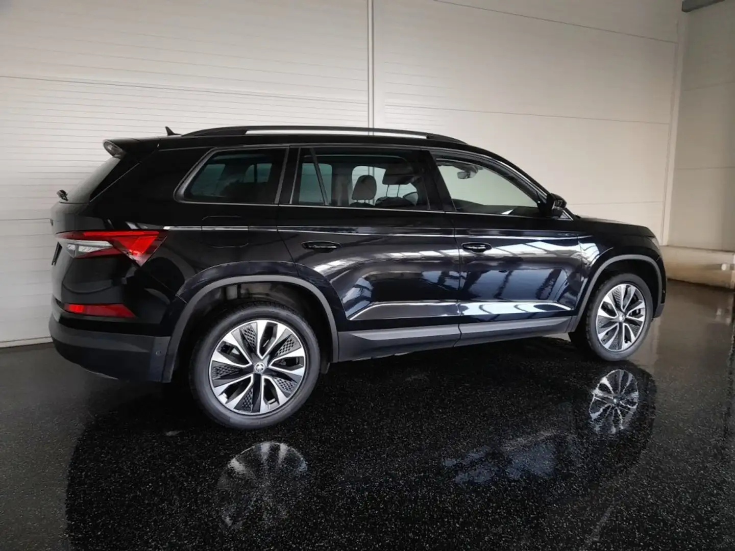 Skoda Kodiaq TOUR 2,0 TDI DSG *MATRIX-LED / 19 ZOLL / AHV / VIRTUELL / NAVI / ACC / E-KLAPPE / KEYLESS* Schwarz - 2