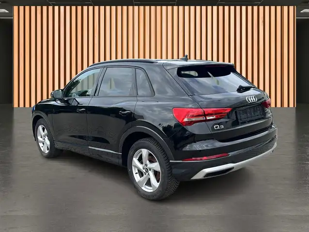 Audi Q3 view 9