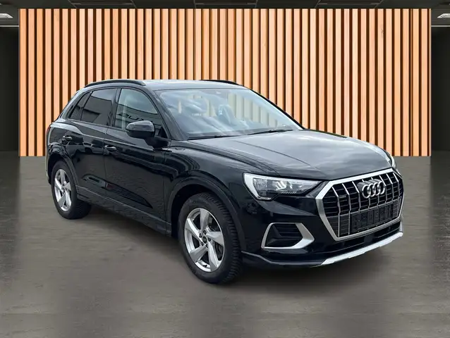 Audi Q3 view 5