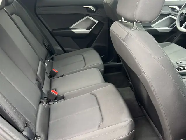 Audi Q3 view 13