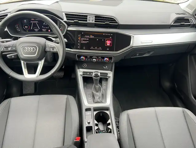 Audi Q3 view 3