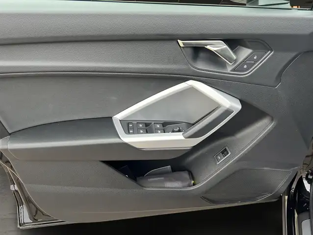 Audi Q3 view 11