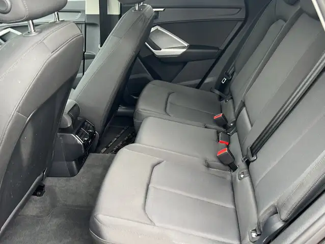 Audi Q3 view 8