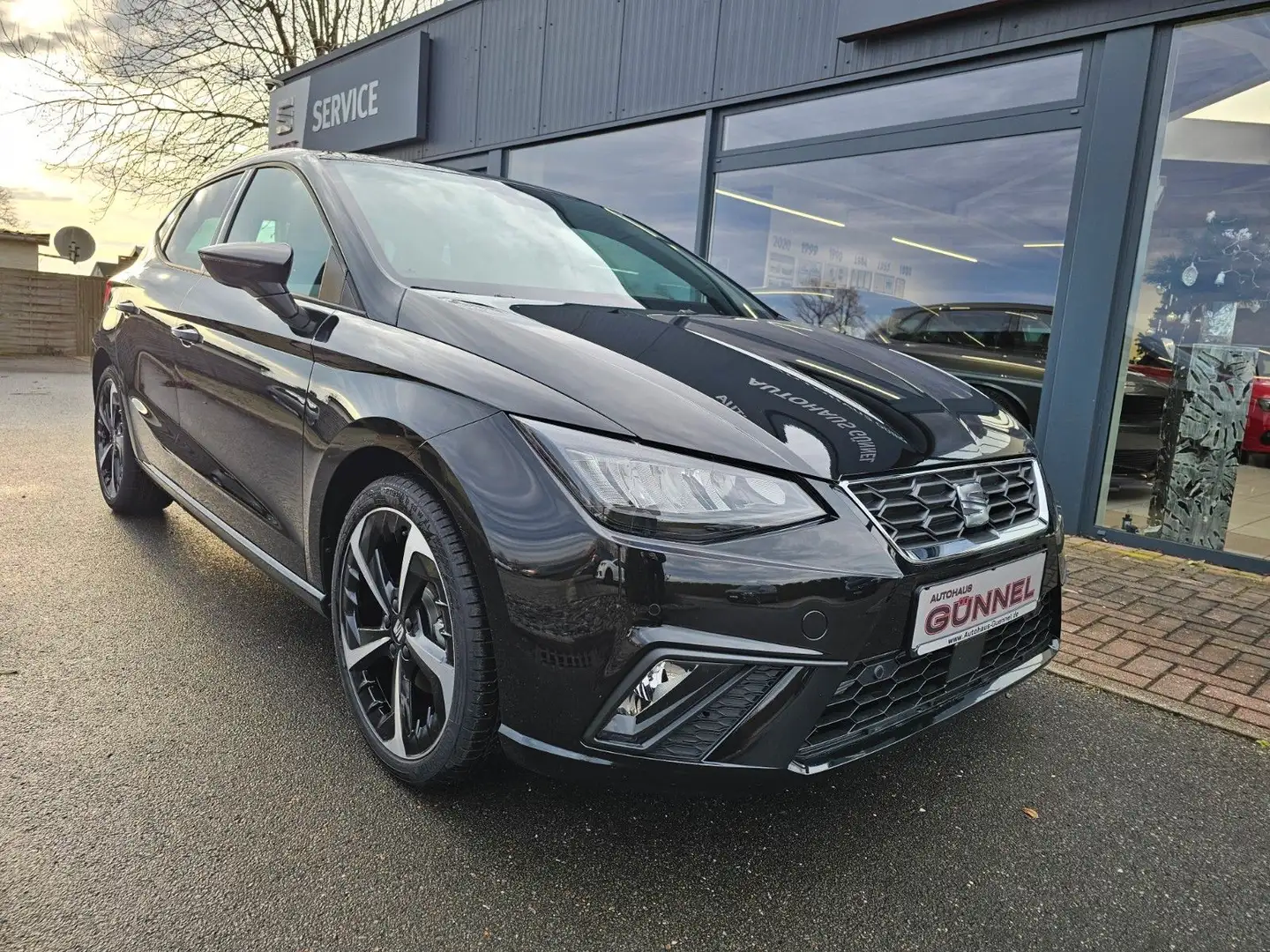 SEAT Ibiza 1.0 TSI FR DSG Schwarz - 1