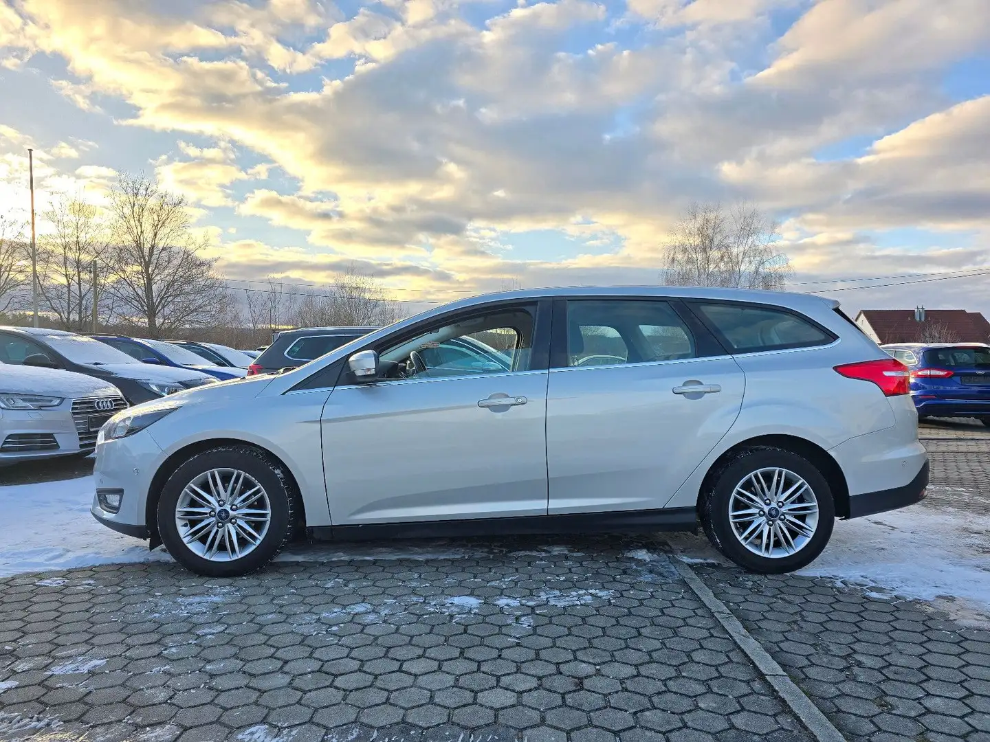 Ford Focus Turnier Cool & Connect/ SHZ/ Navi/ TÜV Gris - 2