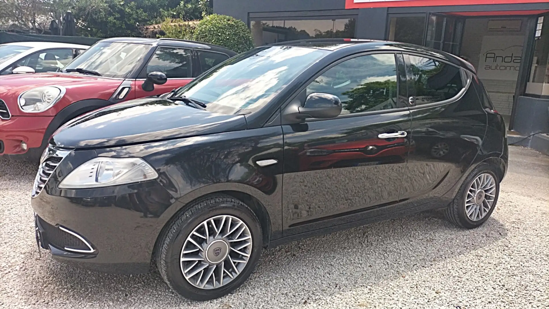 Lancia Ypsilon 1.2 69 CV 5 porte GPL Ecochic Gold Negru - 2