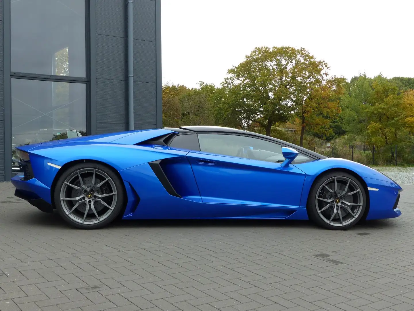 Lamborghini Aventador LP 700-4 Roadster Blau - 2