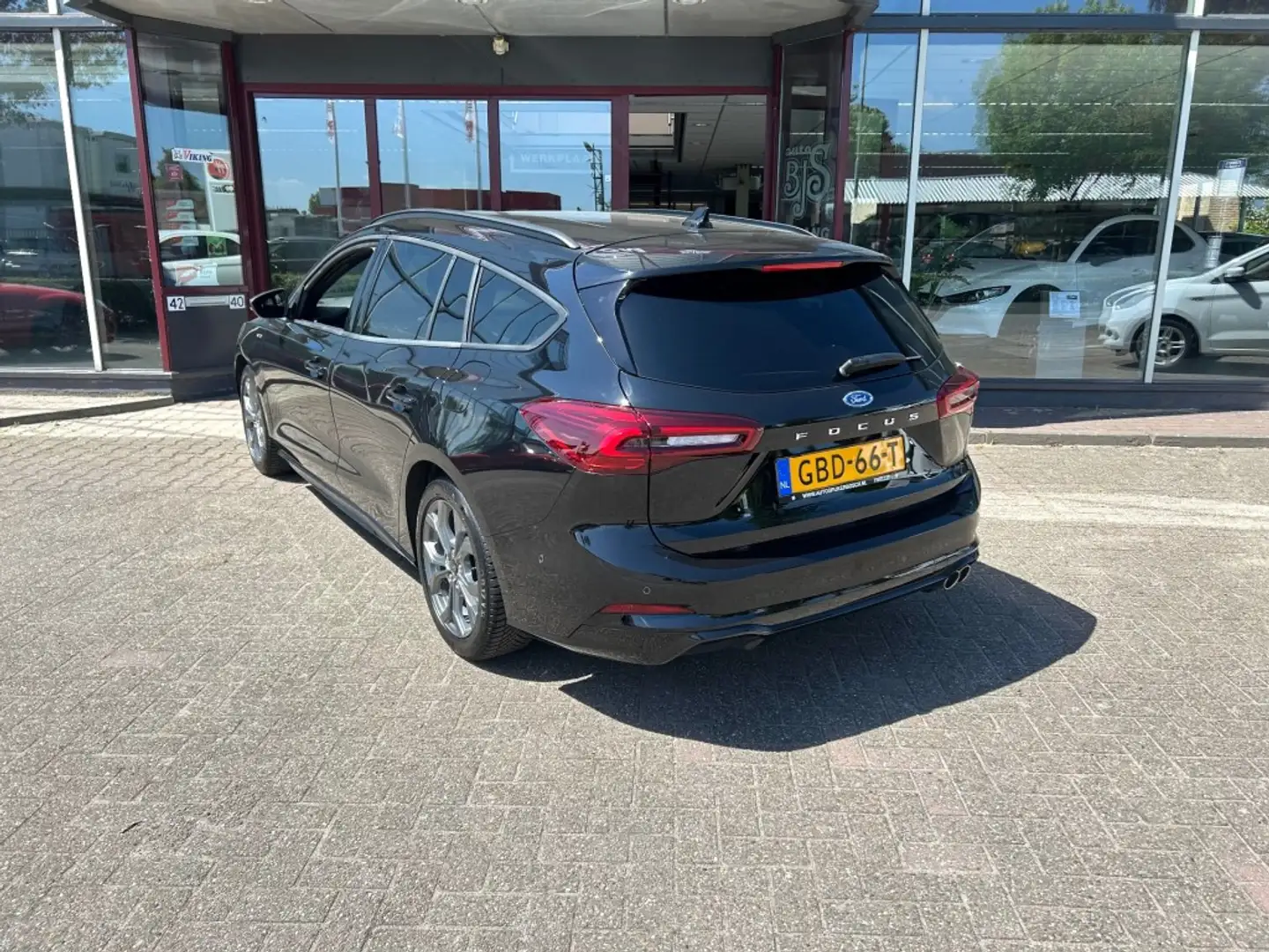 Ford Focus 1.0 EBH ST LINE Zwart - 2