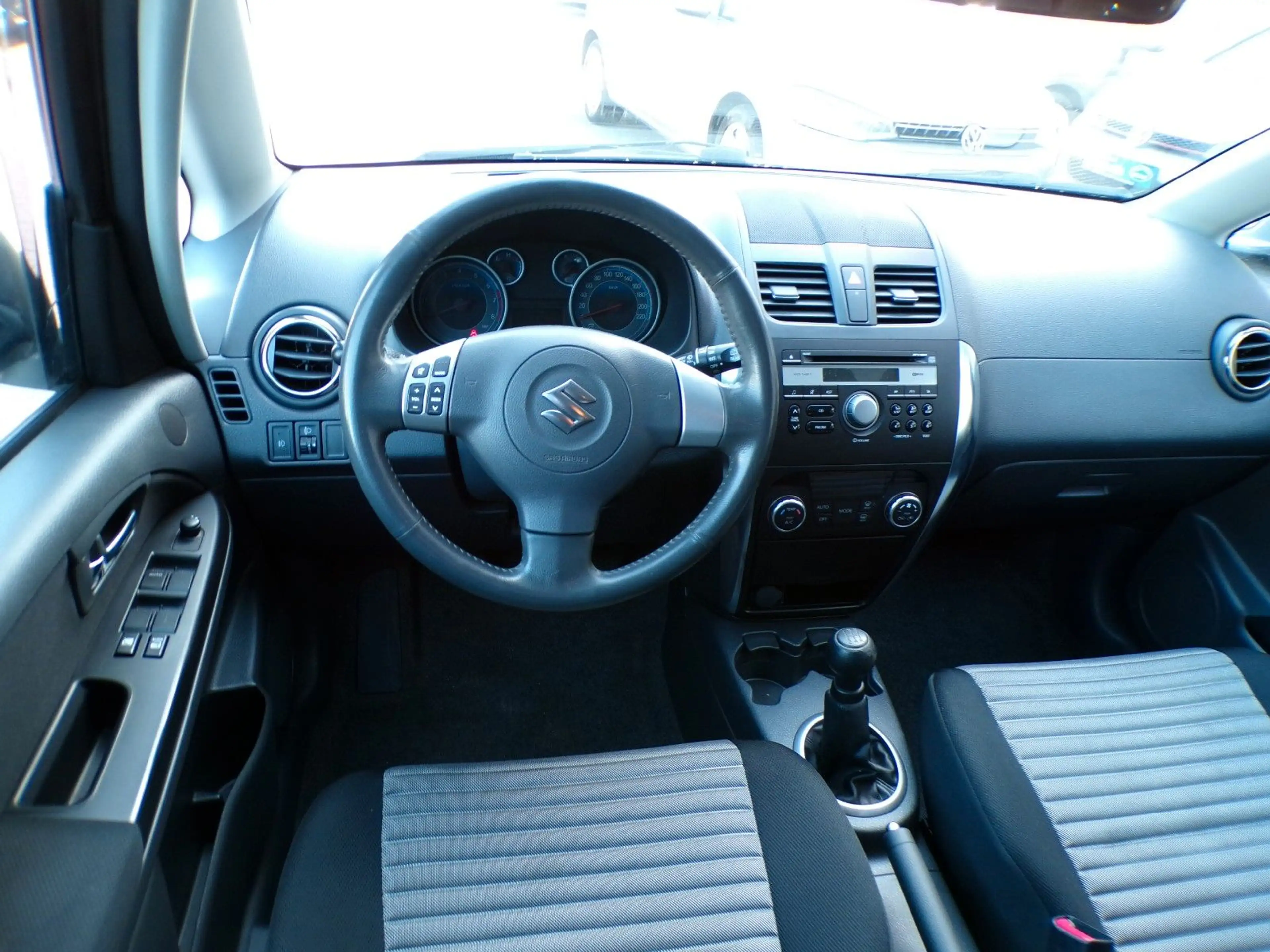 Suzuki SX4 1.6 VVT 2WD mit AHK. — photo 11