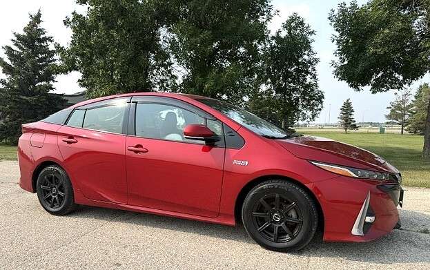 2019 Toyota Prius TECHNOLOGY PKG LEATHER | NAVIGATION | NEW TIRES