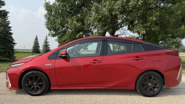 2019 Toyota Prius TECHNOLOGY PKG LEATHER | NAVIGATION | NEW TIRES — снимка 1
