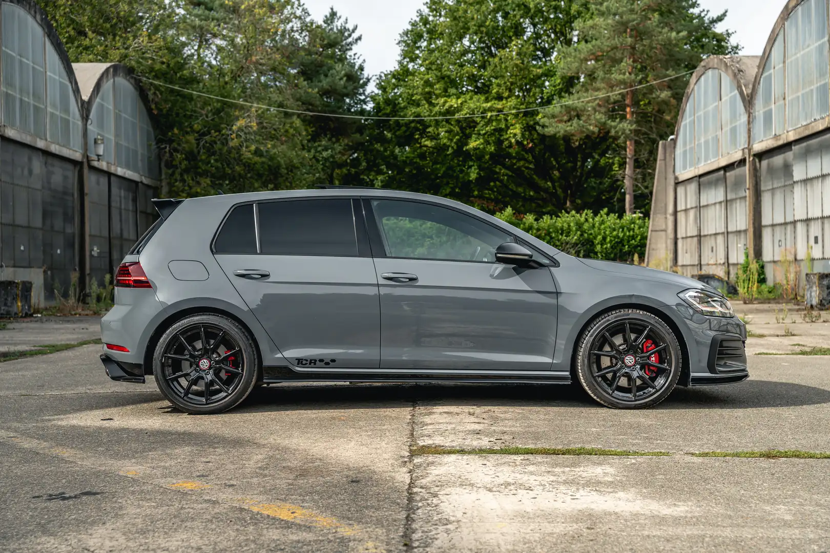 Volkswagen Golf GTI AKRAPOVIC / PANO / DYNAUDIO / 290 PK / Gris - 2