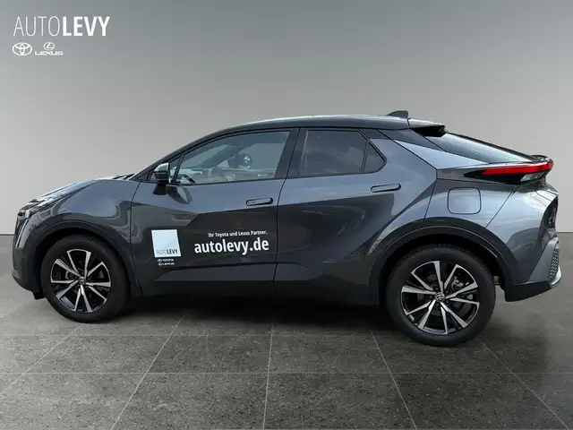 Toyota C-HR view 3