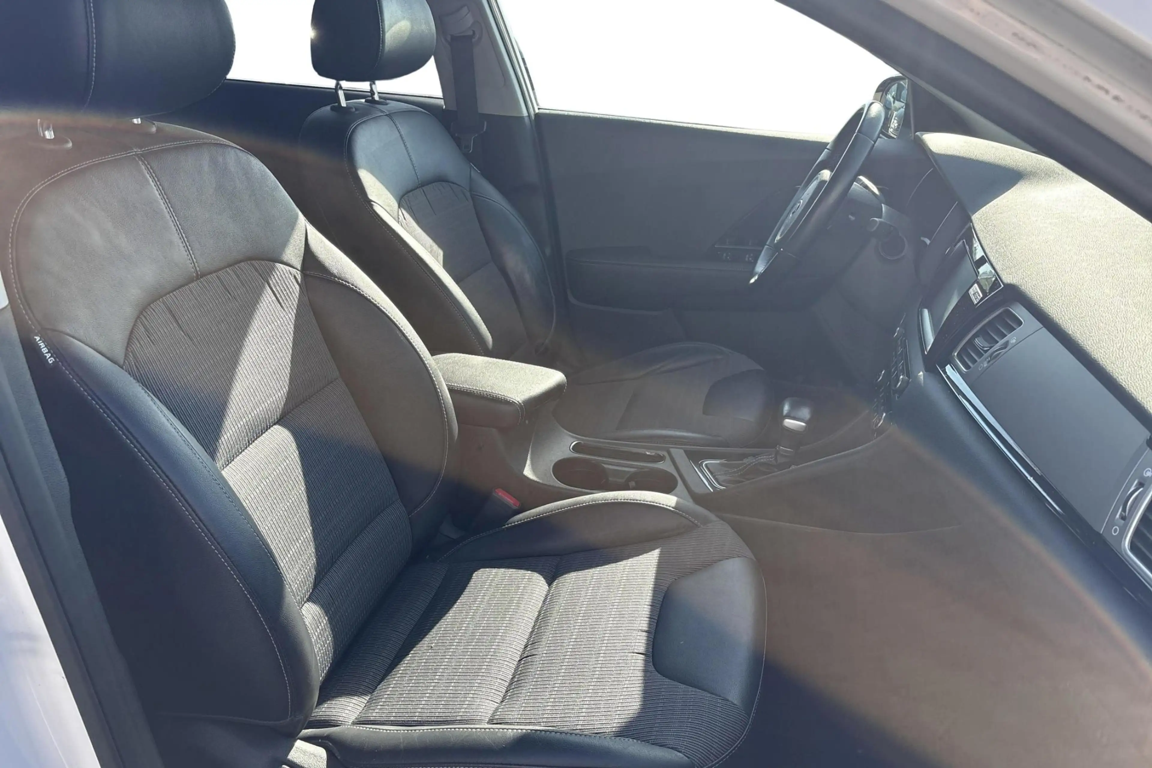 Kia Niro Fusion 1.6 GDi HEV 6DCT — photo 6