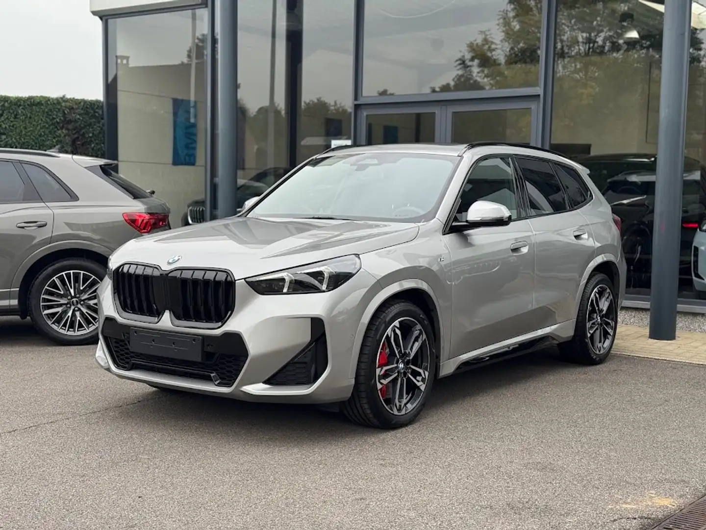 BMW X1 sDrive18i M Sport PRO / PANODAK / KEYLESS / LEER Plateado - 2
